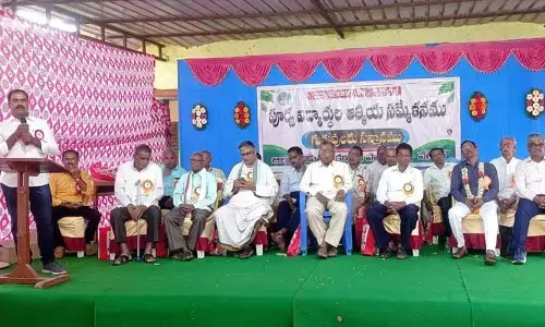 25 ఏండ్ల తరువాత కలిసిన చిన్ననాటి మిత్రులు..