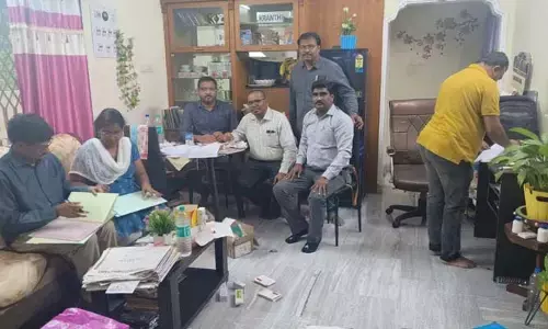 అక్రమంగా మందులు నిలువ ఉంచిన సైకాలజిస్ట్​ ఇంట్లో సోదాలు..