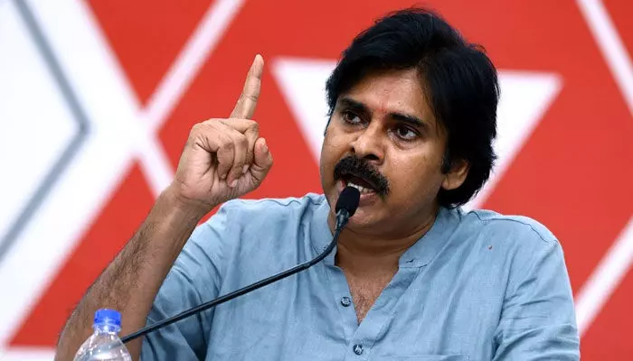 తెలంగాణ ప్రజలపై కామెంట్స్.. వైసీపీ నేతలకు పవన్ కల్యాణ్ వార్నింగ్ తెలంగాణ ప్రజలపై కామెంట్స్.. వైసీపీ నేతలకు పవన్ కల్యాణ్ వార్నింగ్