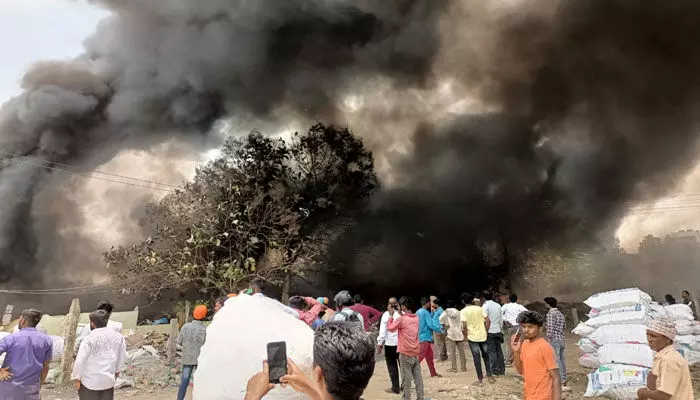 భవనాల మధ్యలో భారీగా మంటలు.. కిలో మీటర్ ఎత్తులో నల్లగా కమ్మిన పొగ (వీడియో) భవనాల మధ్యలో భారీగా మంటలు.. కిలో మీటర్ ఎత్తులో నల్లగా కమ్మిన పొగ (వీడియో)