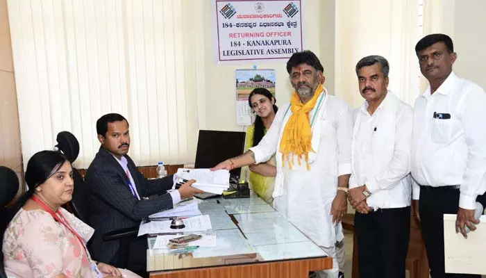 కనకపుర నుంచి కాంగ్రెస్ చీఫ్ నామినేషన్.. మాజీ సీఎం చేరికతో పార్టీలో మరింత ఉత్సాహం కనకపుర నుంచి కాంగ్రెస్ చీఫ్ నామినేషన్.. మాజీ సీఎం చేరికతో పార్టీలో మరింత ఉత్సాహం