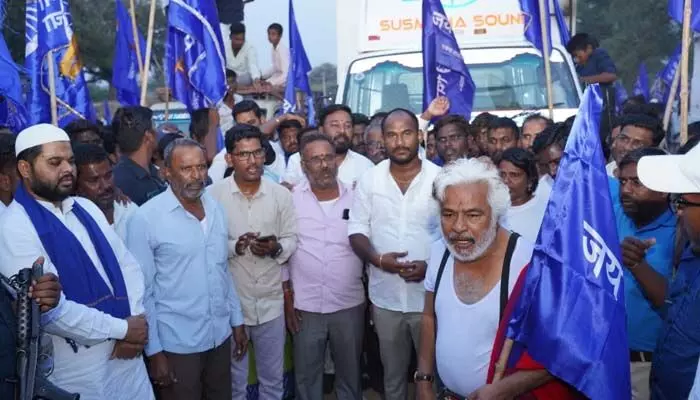 అగ్రవర్ణాల రాజ్యం కొనసాగితే బతుకులు మారవు: గద్దర్ అగ్రవర్ణాల రాజ్యం కొనసాగితే బతుకులు మారవు: గద్దర్