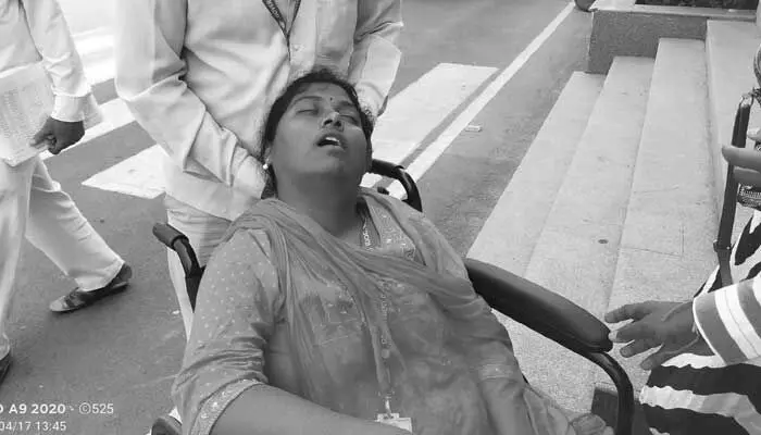 ప్రజావాణిలో స్పృహ తప్పి పడిపోయిన ఉద్యోగి.. ప్రజావాణిలో స్పృహ తప్పి పడిపోయిన ఉద్యోగి..