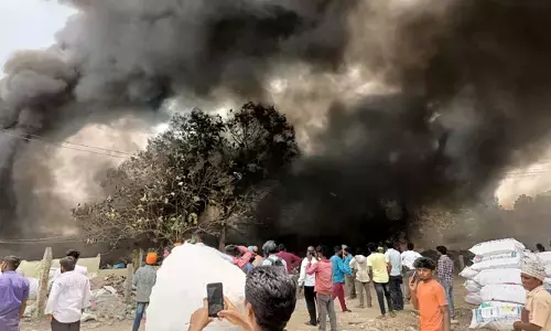 భవనాల మధ్యలో భారీగా మంటలు.. కిలో మీటర్ ఎత్తులో నల్లగా కమ్మిన పొగ (వీడియో)