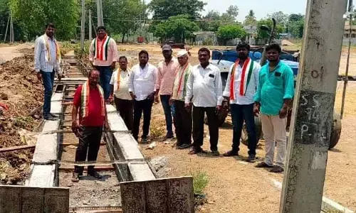 రోడ్డు ఆక్రమిస్తుంటే పట్టించుకోరా: వేముల సాంబయ్య