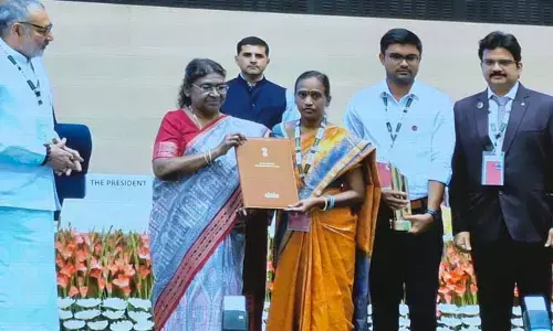 రాష్ట్రపతి చేతుల మీదుగా అవార్డు అందుకున్న సర్పంచ్, జిల్లా అధికారులు