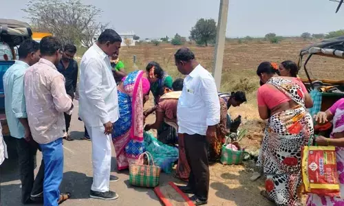 కూలీలతో వెళ్తున్న ఆటో బోల్తా.. ముగ్గురికి గాయాలు
