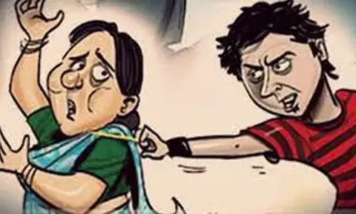 మళ్లీ రెచ్చిపోయిన చైన్ స్నాచర్లు.. ఇలా వచ్చాడు.. అలా తెంపుకుని పారిపోయాడు..