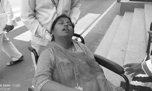 ప్రజావాణిలో స్పృహ తప్పి పడిపోయిన ఉద్యోగి..