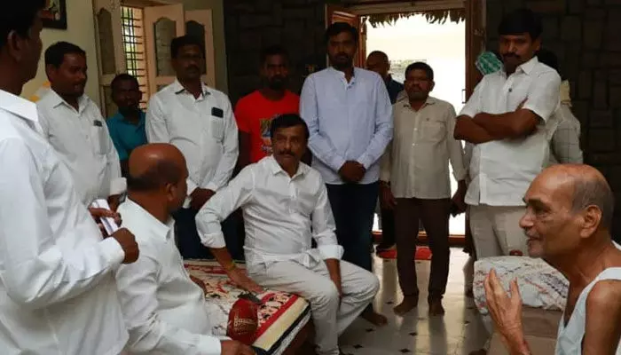 మాజీ ఎమ్మెల్యేను పరామర్శించిన మెదక్ ఎంపీ మాజీ ఎమ్మెల్యేను పరామర్శించిన మెదక్ ఎంపీ