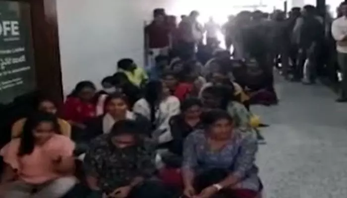 HYD: బోర్డు తిప్పేసిన సాఫ్ట్ వేర్ కంపెనీ.. రోడ్డున పడ్డ 700 మంది ఉద్యోగులు HYD: బోర్డు తిప్పేసిన సాఫ్ట్ వేర్ కంపెనీ.. రోడ్డున పడ్డ 700 మంది ఉద్యోగులు
