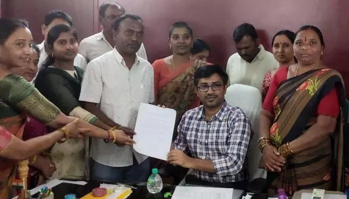 భూపాలపల్లి మున్సిపల్ చైర్మన్, వైస్ చైర్మన్ లపై అవిశ్వాస తీర్మానం.. భూపాలపల్లి మున్సిపల్ చైర్మన్, వైస్ చైర్మన్ లపై అవిశ్వాస తీర్మానం..