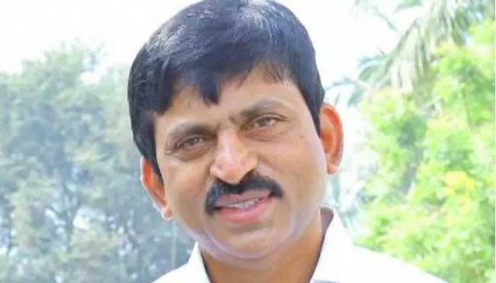 పొంగులేటిపై భారీగా బెట్టింగ్స్.. మాజీ MP ఆ పార్టీలోనే చేరుతారంటూ లక్షల్లో పందేలు! పొంగులేటిపై భారీగా బెట్టింగ్స్.. మాజీ MP ఆ పార్టీలోనే చేరుతారంటూ లక్షల్లో పందేలు!