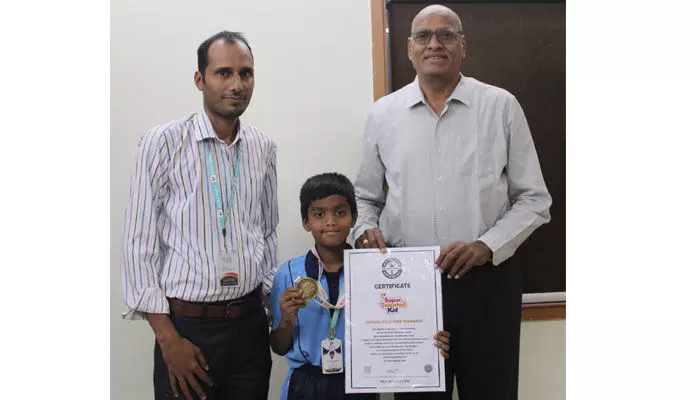 పారమిత విద్యార్థికి సూపర్ టాలెంట్ కిడ్ అవార్డు పారమిత విద్యార్థికి సూపర్ టాలెంట్ కిడ్ అవార్డు