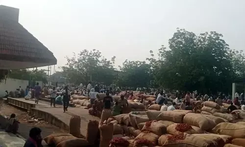 ఖమ్మం మార్కెట్‌కు పోటెత్తిన మిర్చి