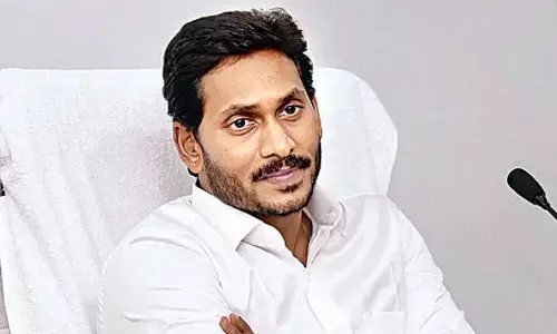 ఉక్కిరిబిక్కిరి అవుతున్న సీఎం జగన్.. తాజా పరిణామాలతో పార్టీ క్యాడర్ సైతం బేజారు!