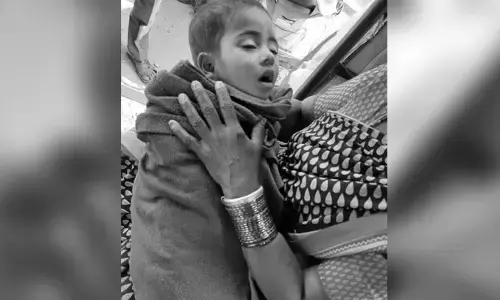 గ్రామ పంచాయతీ వాటర్ ట్యాంకర్ ఢీ.. చిన్నారి మృతి