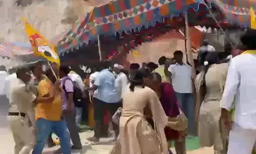 మంగళగిరిలో ఉద్రిక్తత.. అక్రమ తవ్వకాలను నిలిపివేయాలంటూ ఆందోళన