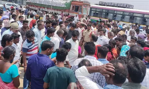జాతీయ రహదారిపై గ్రామస్థుల ధర్నా.. మూడు గంటల పాటు నిలిచిన రాకపోకలు