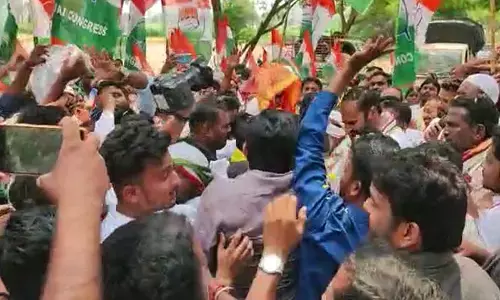 భట్టి ముందే కాంగ్రెస్​ నేతల బాహాబాహీ (వీడియో)