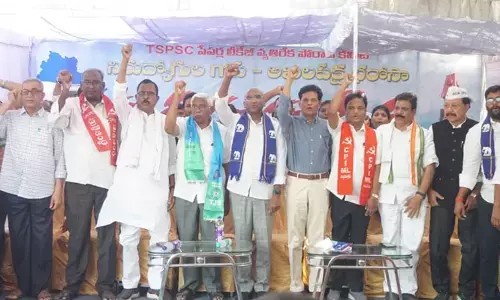 ఎంపీ, ఎమ్మెల్యేలను తిరగనివ్వం.. టీఎస్పీఎస్సీలో దొంగల చేతికే తాళం