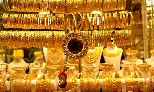 దిగొచ్చిన వెండి, బంగారం ధరలు.. తులం ఎంత అంటే?