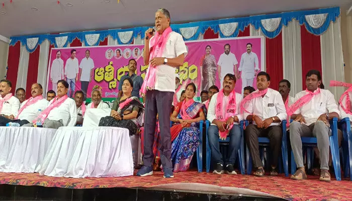 ప్రతిపక్షాల కుట్రలను తిప్పి కొట్టాలి : ఎమ్మెల్యే రెడ్యానాయక్ ప్రతిపక్షాల కుట్రలను తిప్పి కొట్టాలి : ఎమ్మెల్యే రెడ్యానాయక్