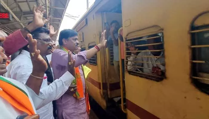 Special Train: విశాఖ వాసుల కోసం ప్రత్యేక రైలు Special Train: విశాఖ వాసుల కోసం ప్రత్యేక రైలు