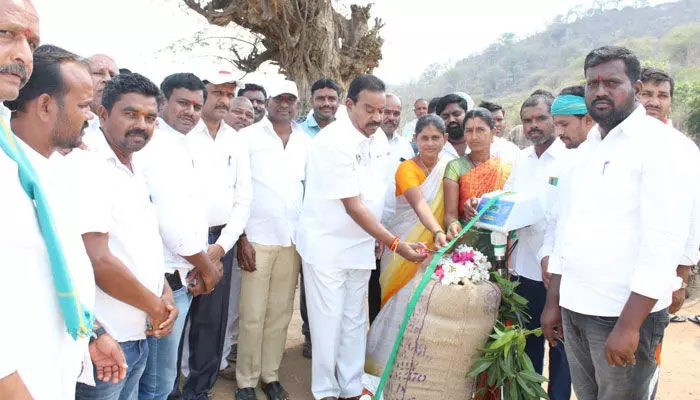 చివరి గింజ వరకు ప్రభుత్వం కొనుగోలు చేస్తుంది: ఎమ్మెల్యే విద్యాసాగర్ రావు చివరి గింజ వరకు ప్రభుత్వం కొనుగోలు చేస్తుంది: ఎమ్మెల్యే విద్యాసాగర్ రావు