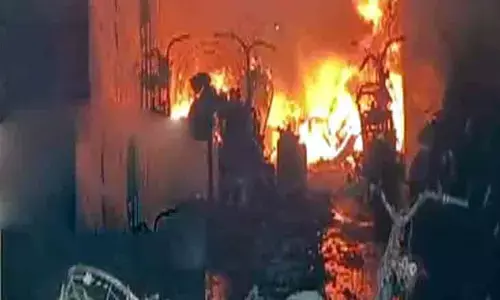 ఎలక్ట్రిక్ బైక్‌ల షోరూంలో భారీ అగ్నిప్రమాదం