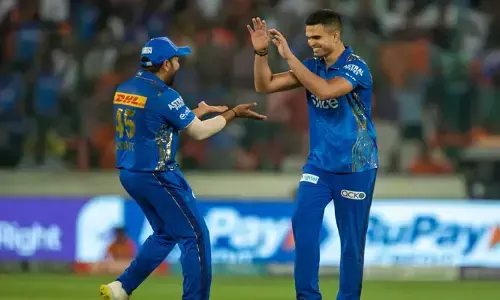 IPL కెరీర్‌లో మొట్టమొదటి వికెట్ పడగొట్టిన టెండూల్కర్‌ కొడుకు