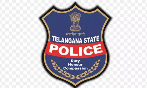 కారుపై ఫేక్ పోలీసు స్టిక్కర్‌తో దొరికిన ఓ వ్యక్తి..