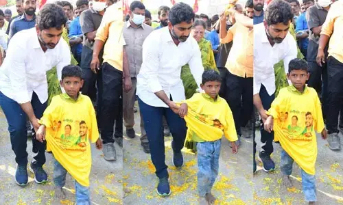 Interesting Scene: ఇప్పుడే రాజకీయాలొద్దు... మంచిగా చదువుకో!