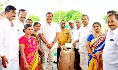 ప్రతి గ్రామంలో ధాన్యం కొనుగోలు కేంద్రం: ఎమ్మెల్యే బీరం