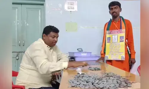 ప్రజల డబ్బుతోనే నామినేషన్.. కర్ణాటకలో ఆసక్తికర ఘటన (వీడియో)
