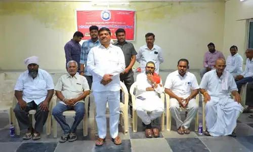 రైల్వేగూడ్స్ షెడ్ హమాలీలకు అండగా ఉంటా : ఎమ్మెల్యే నరేందర్