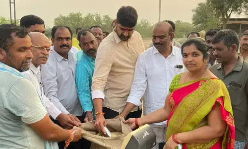 కొనుగోలు కేంద్రాల్లోనే ధాన్యం విక్రయించాలి: ప్రభుత్వ విప్ కౌశిక్ రెడ్డి