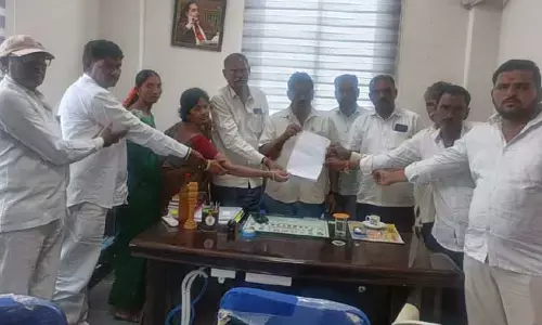 అవిశ్వాసం ప్రవేశపెట్టిన సొంత పార్టీ నేతలు..
