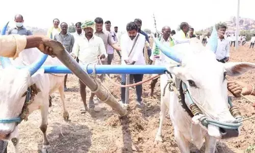 Kurnool: అరక పట్టి..పొలం దున్ని ఆకట్టుకున్న లోకేశ్