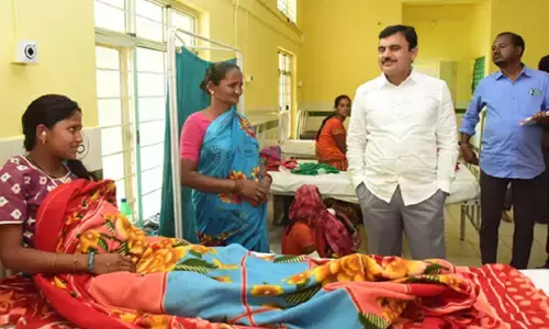 ప్రభుత్వాసుపత్రిలో పారిశుధ్య నిర్వహణ ఇలాగేనా: సిబ్బందిపై కలెక్టర్‌ శరత్‌ ఫైర్