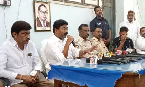 మంత్రి సమక్షంలో ఇజ్రాయిల్ పేట ఆర్చి వివాదానికి తెర