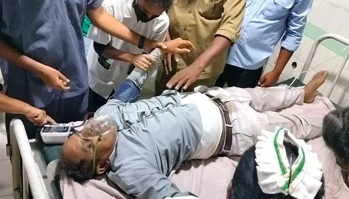 బ్రేకింగ్ న్యూస్.. గుండె పోటుతో కేసముద్రం తహసీల్దార్ ఫరీదుద్దీన్ మృతి బ్రేకింగ్ న్యూస్.. గుండె పోటుతో కేసముద్రం తహసీల్దార్ ఫరీదుద్దీన్ మృతి