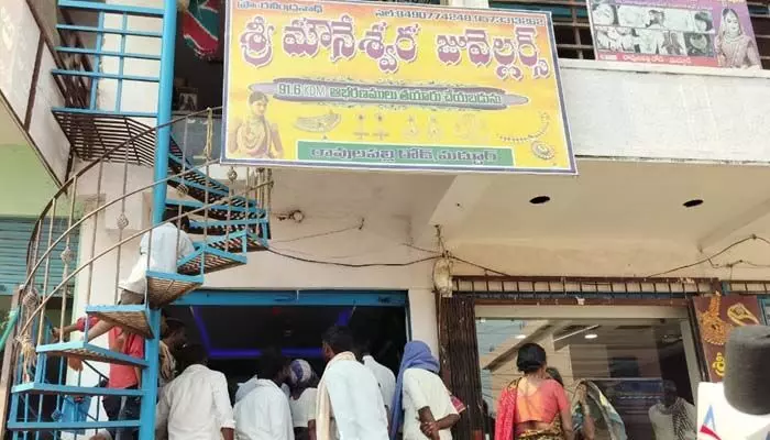 జ్యూవెలరీ షాపులో పట్టపగలే భారీ చోరీ.. జ్యూవెలరీ షాపులో పట్టపగలే భారీ చోరీ..