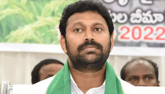 Breaking: అవినాశ్రెడ్డికి కొనసాగుతున్న సీబీఐ విచారణ Breaking: అవినాశ్రెడ్డికి కొనసాగుతున్న సీబీఐ విచారణ