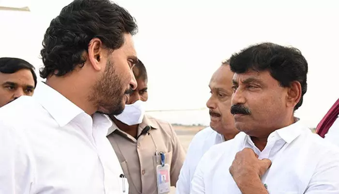 Kadapa: సీఎం జగన్ మేనమామకే నిరసన సెగ Kadapa: సీఎం జగన్ మేనమామకే నిరసన సెగ