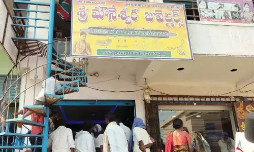 జ్యూవెలరీ షాపులో పట్టపగలే భారీ చోరీ..