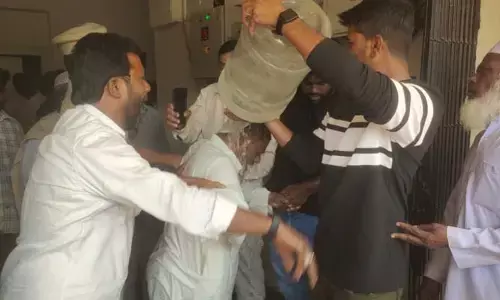 డిప్ ద్వారా డబుల్ బెడ్ రూం కేటాయింపు.. ఆ తరువాత అధికారులు ఇచ్చిన షాక్ తో ఒంటిపై పెట్రోల్ పోసుకున్న లబ్ధిదారుడు..