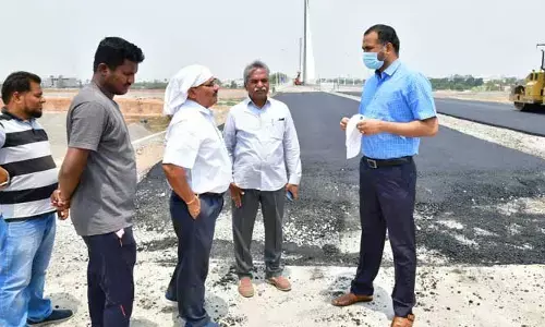 కేబుల్ బ్రిడ్జి అప్రోచ్ రోడ్డు పనులు త్వరగా పూర్తిచేయాలి : జిల్లా కలెక్టర్ ఆర్.వి.కర్ణన్