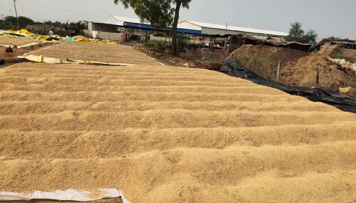 కొనుగోలు కేంద్రాలు ప్రారంభం కాకపోవడంతో రైతుల్లో టెన్షన్ కొనుగోలు కేంద్రాలు ప్రారంభం కాకపోవడంతో రైతుల్లో టెన్షన్