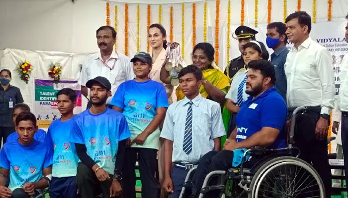 ప్రతిభకు అంగ వైకల్యం అడ్డు కాదు : తమిళి సై ప్రతిభకు అంగ వైకల్యం అడ్డు కాదు : తమిళి సై
